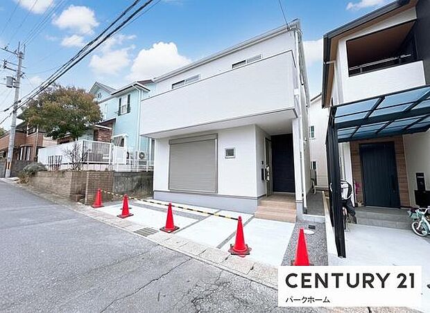 清潔感あふれるホワイトの外壁はメンテナンス性にも優れ、モダンな街並みに自然と溶け込むデザインが魅力です。