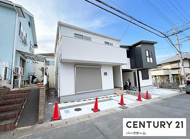 白を基調としたスタイリッシュなキューブ型の外観が印象的な2階建て住宅です。