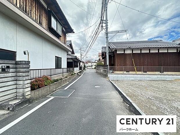 前面道路はフラットで出入りしやすく、車の運転が苦手な方にも安心。