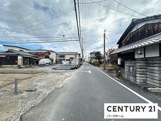 周辺は整った住宅街で、落ち着いた住環境が魅力です。