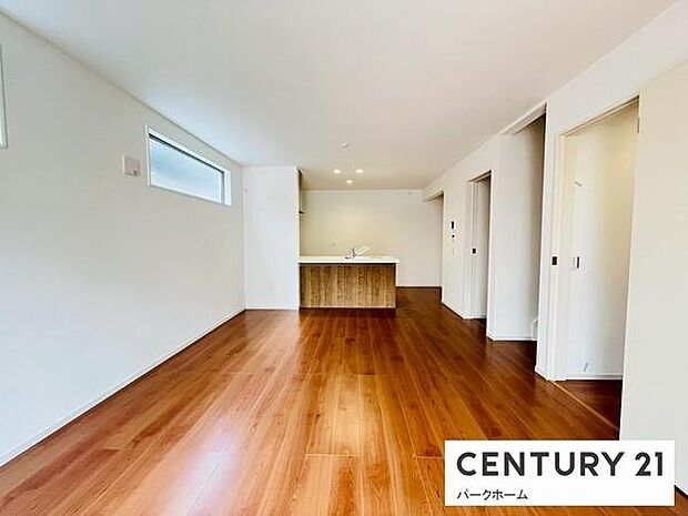 【リビング】明るいリビングです！陽当たりも良く、気持ちのいいリビングになっております。