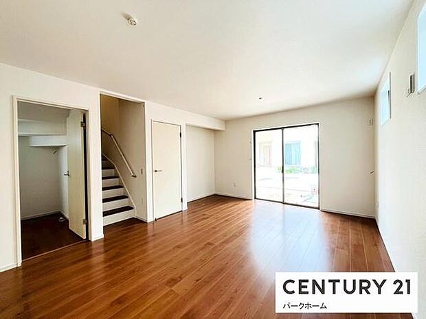 大きな窓から心地よい光と風が入るリビングです。