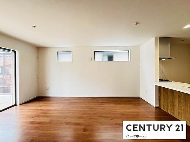 上部の窓からの採光もあり、部屋全体を明るく照らします。