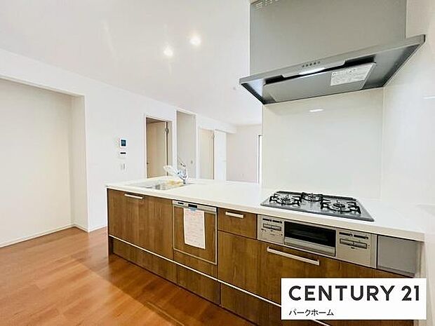 【キッチン】カウンターキッチンですので、家事をしながらご家族との時間を楽しめます！