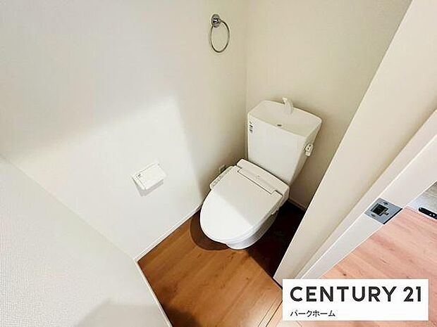 【トイレ】スッキリとしたデザインの温水洗浄便座付きトイレ！