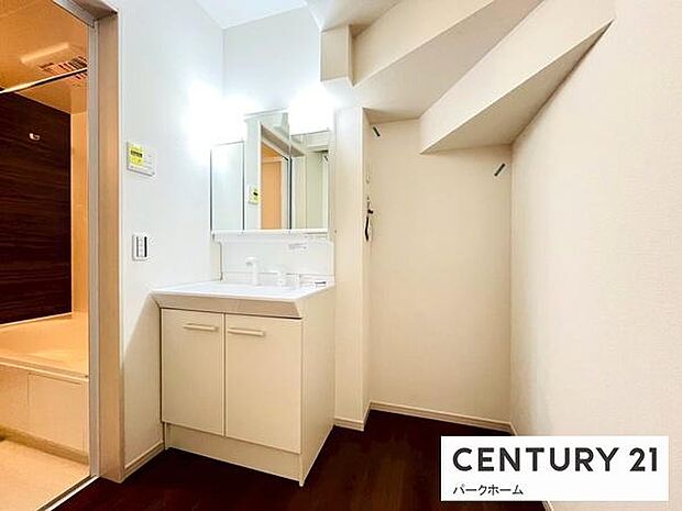 【洗面所】洗面化粧台三面鏡で収納力たっぷりです！