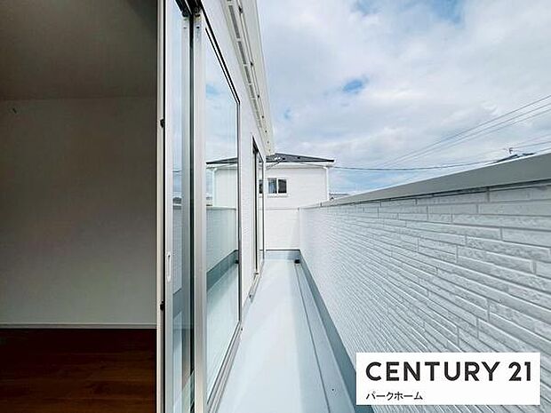 【バルコニー】日当たりの良い広々したバルコニーで洗濯物も楽ちん！