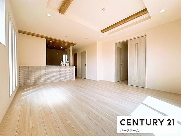 【リビング】陽当たりが良く、気持ちのいいリビングになっております。