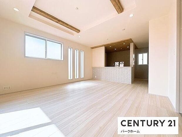 【リビング】採光面が多く明るいリビングです。