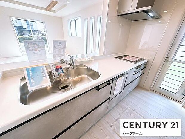 【キッチン】見通しの良いオープンキッチンですので、家事をしながらご家族との時間を楽しめます!