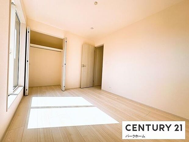 広々とした寝室、ベットを並べて子供が小さい間は家族全員で寝れるぐらいの広さ!