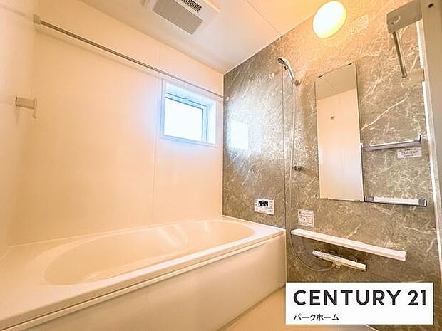 広い浴室で1日の疲れを癒せます。もちろん防カビや洗濯物を干すのにも便利な浴室乾燥機付きです!