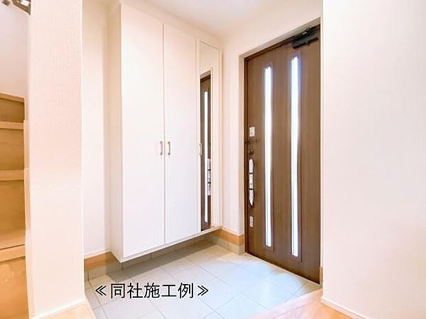 【玄関】玄関スペースです！収納も完備！