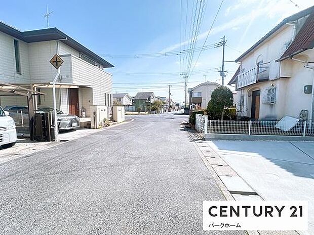 静かなローカル通りに面し、通行量が少なく落ち着いた住環境。