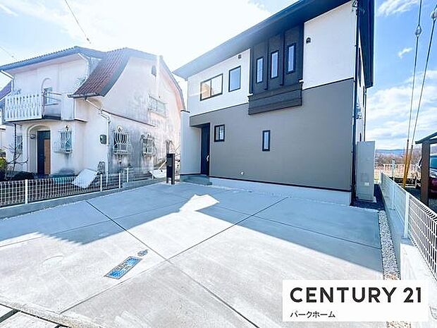 ホワイト×カーキのツートンカラーに、ダークブラウンのアクセントタイルを組み合わせた、落ち着きの中にも個性が光るスタイリッシュな2階建て住宅です