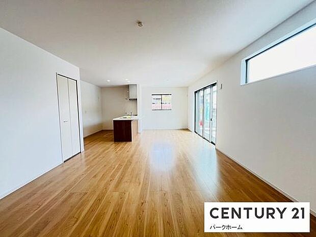 家族の笑顔が集まる広々リビング。自然と会話が弾む開放的なレイアウトで、ゆったりとした時間を過ごせます。家具の配置もしやすく、お好みのインテリアでくつろぎの空間を演出できます。