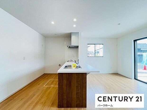 【リビング】大きな窓があり、陽当たりも良く、気持ちのいいリビングになっております!