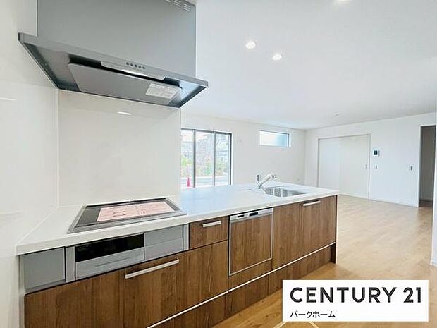 【キッチン】広々したキッチンでお料理を!水栓一体型の浄水機能もございます!