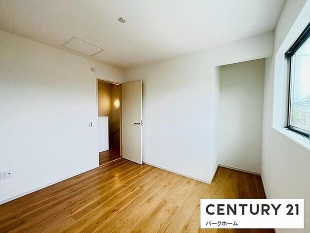 採光のある洋室。子供部屋や趣味のお部屋としてもお使いいただけます!