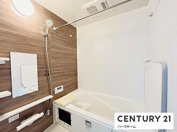 【バスルーム】日々の疲れを癒すバスルームです!浴室乾燥暖房機能はもちろん、換気の為の窓があるのもポイント!