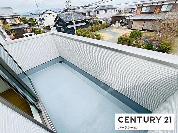 【バルコニー】日当たりの良い広々したバルコニーで洗濯物も楽ちん!