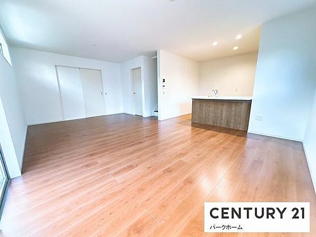 【リビング】明るいリビングです！陽当たりも良く、気持ちのいいリビングになっております。