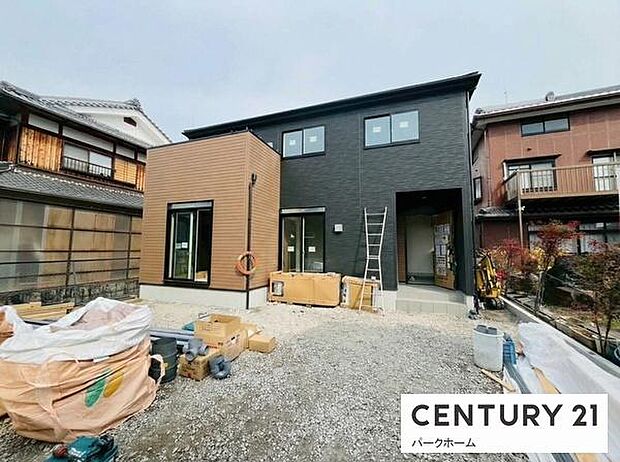 ブラックを基調としたシャープな外観に、温かみのある木目調サイディングがアクセント。洗練されたデザインが街並みに映える新築住宅です