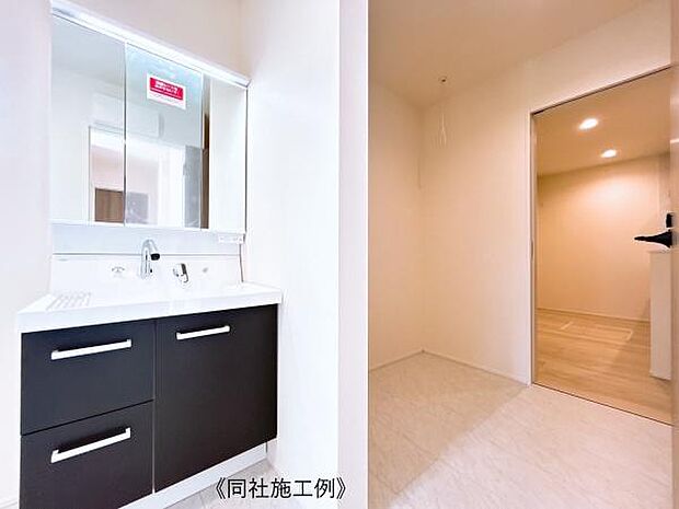 【洗面所】洗面化粧台三面鏡で収納力たっぷりです!