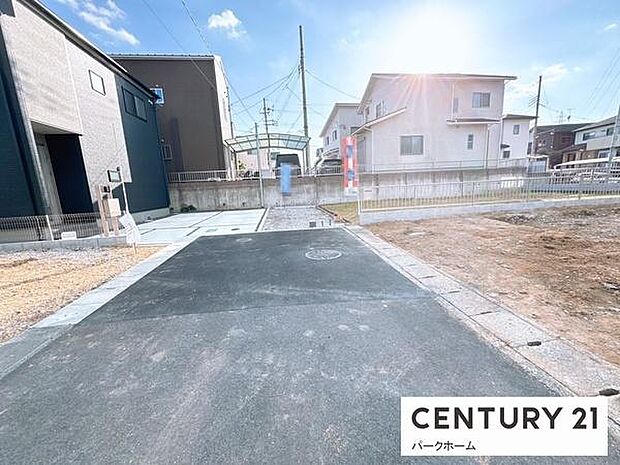 住宅が整然と並ぶエリアで、落ち着いた街並みが広がります