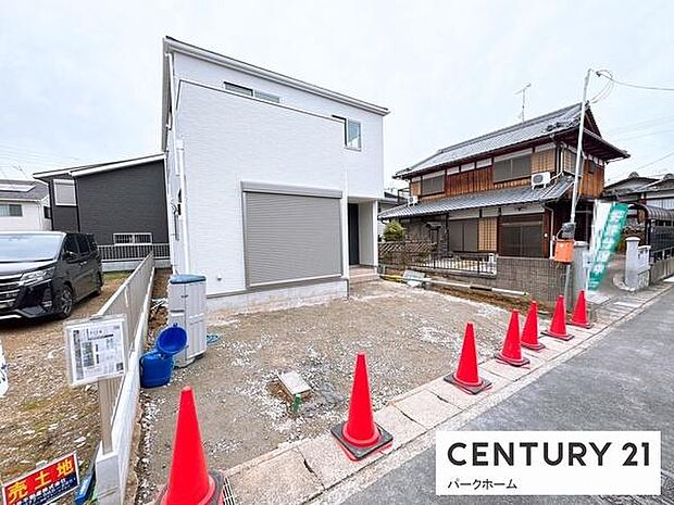 スタイリッシュなキューブフォルムが印象的な新築分譲住宅。シンプルモダンな白の外壁が街並みに映え、シャッター付きガレージを備えた使い勝手の良い設計です。