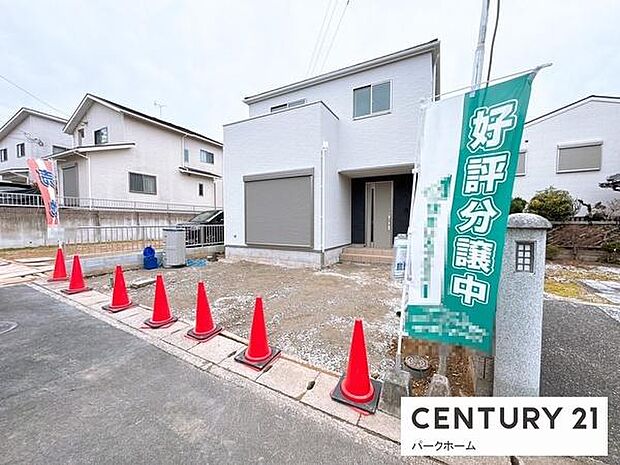 モダンなキューブデザインの外観が魅力の新築一戸建て。新生活をスタートするご家族にぴったりの一邸です。