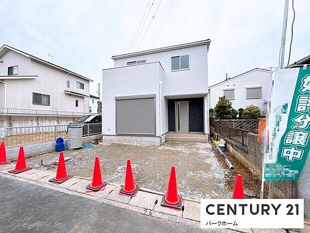 スタイリッシュなキューブフォルムが目を引く、白を基調としたモダンデザインの新築2階建て住宅です。