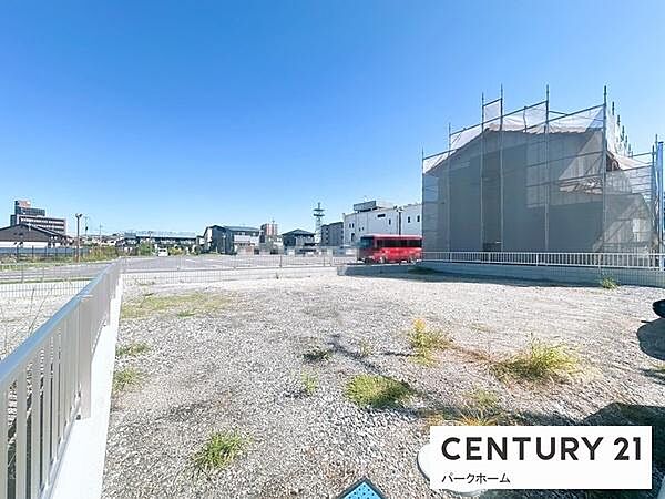 前面道路ゆったり、陽当たり良好の住宅用地
