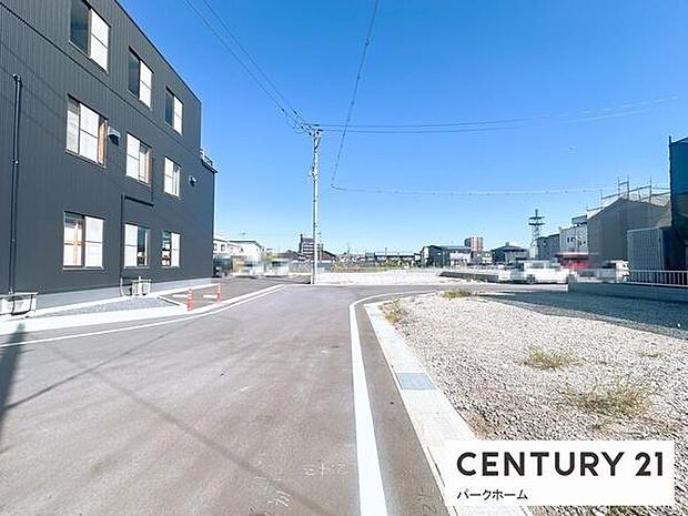 周囲に圧迫感の少ないひらけたロケーション。