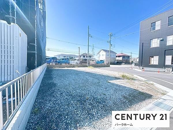 周辺は戸建てが中心の落ち着いた住宅街。新しい街並みと調和する洗練された佇まい