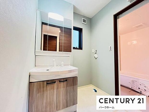 【洗面所】洗面化粧台三面鏡で収納力たっぷりです!