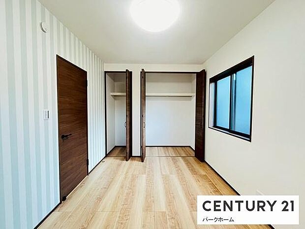 【洋室】日当たりも良く、明るい生活ができますよ!収納もばっちり!