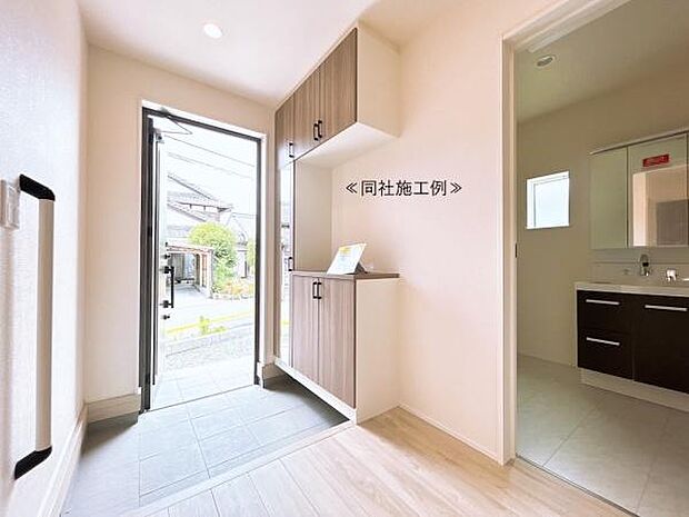 【玄関】玄関スペースです！収納も完備！