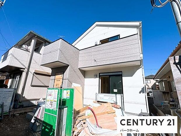 白とグレーのコントラストが美しいモダンな外観