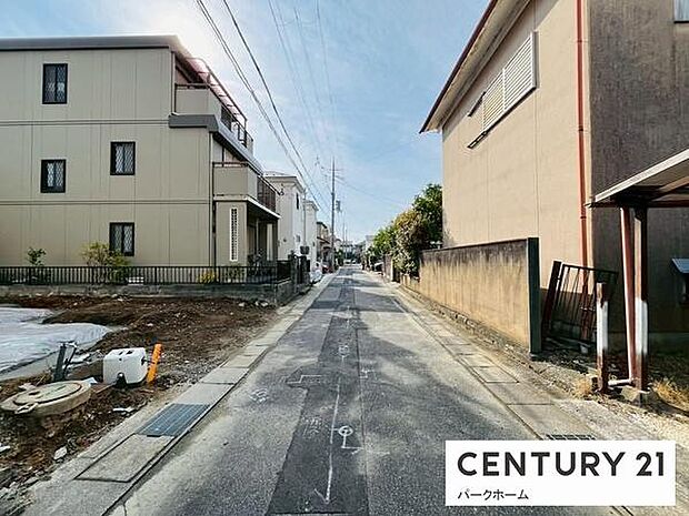 周辺は整った住宅街で、落ち着いた住環境が魅力です。