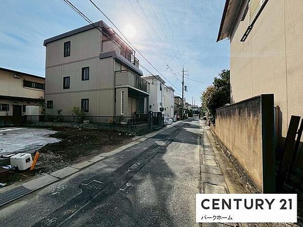 住宅が整然と並ぶエリアで、落ち着いた街並みが広がります