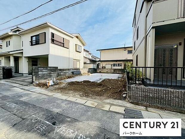 周辺は2階建て中心の住宅街で落ち着いた住環境。生活動線を描きやすい立地です。