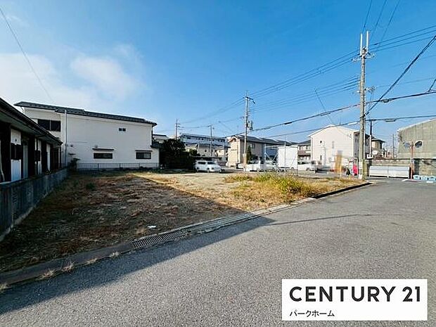 前面道路からの重機搬入もスムーズなポジション。資材の出し入れがしやすい敷地形状です