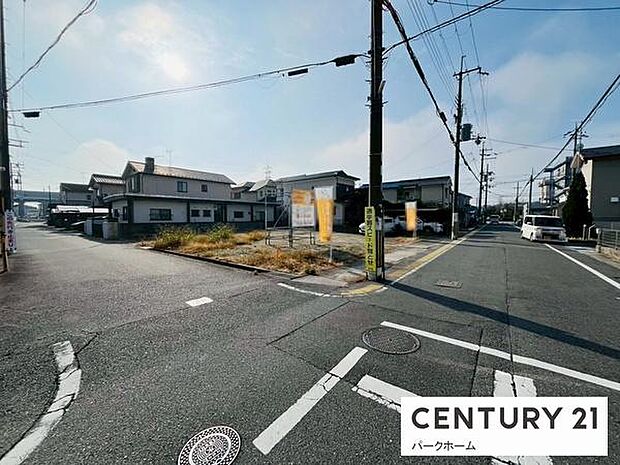 周辺は2階建て中心の住宅街で落ち着いた住環境。生活動線を描きやすい立地です。