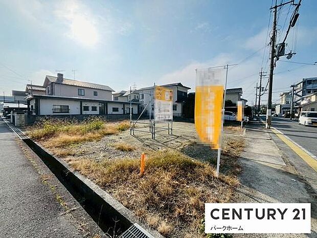 前面道路は見通しがよく、車の切り返しもしやすい間口。