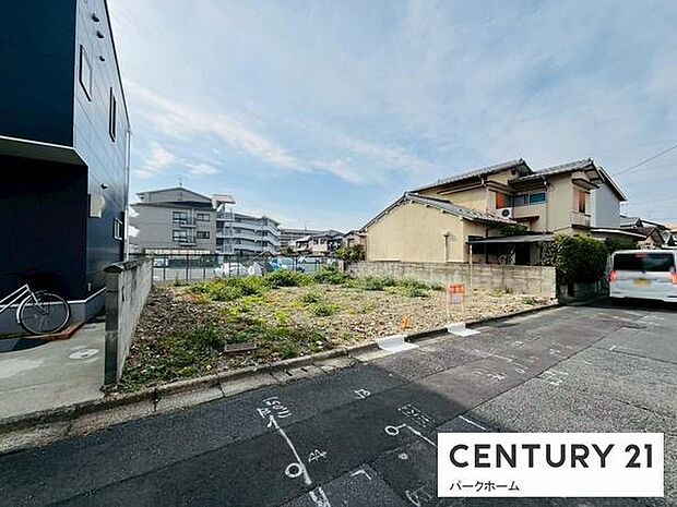 前面道路からの重機搬入もスムーズなポジション。資材の出し入れがしやすい敷地形状です