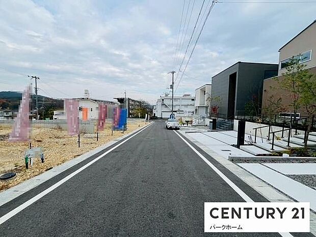 開放的な空と山並みが魅力の分譲地内区画。造成が進み、周辺も新しい住宅が増えてきています