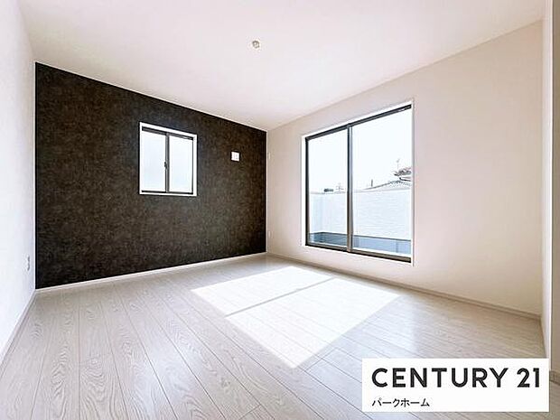 広々とした寝室、ベットを並べて子供が小さい間は家族全員で寝れるぐらいの広さ!