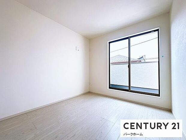 採光のある洋室。子供部屋や趣味のお部屋としてもお使いいただけます!