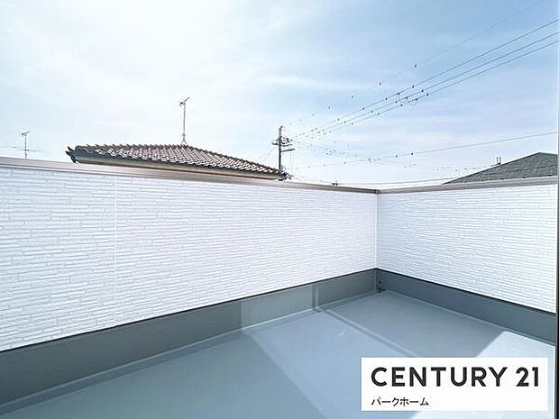 【バルコニー】日当たりの良い広々したバルコニーで洗濯物も楽ちん!